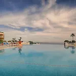 Vue - Piscine - Tennis - 2p Avec Jardin - *