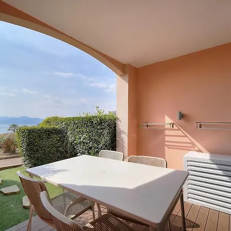 Vue - Piscine - Tennis - 2p Avec Jardin - *